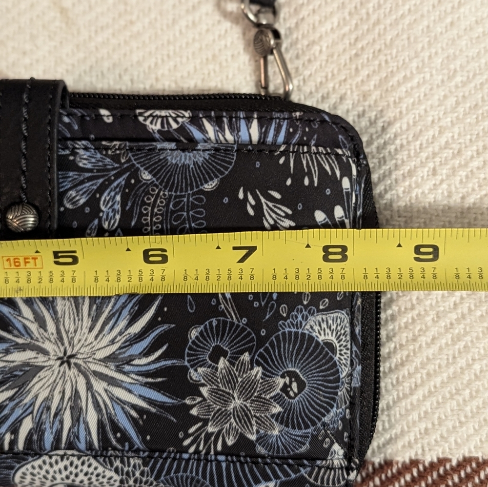 NWOT wristlet with cross body detachable strap - Picture 13 of 14